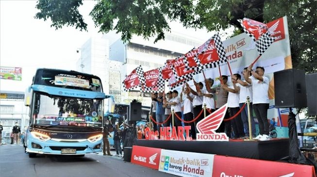 Jajaran manajemen AHM, Kementerian Perhubungan RI, dan Kepolisian Resort Metro Jakarta Utara melepas bus Mudik Bareng Honda 2023 di PT Astra Honda Motor, Sunter, Jakarta, pada Rabu 19 April 2023 [PT AHM]