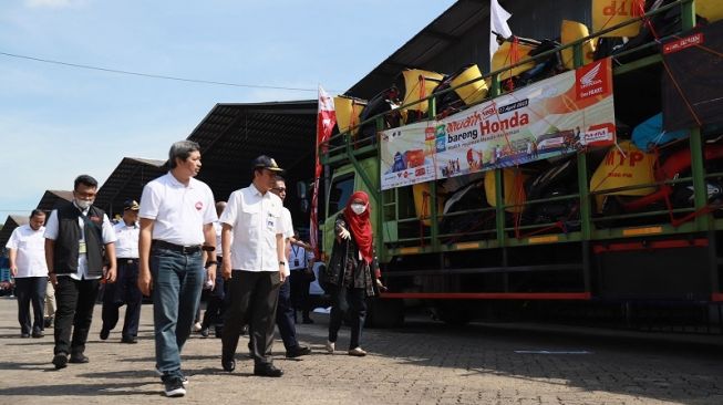 Kiri-kanan): Direktur Angkutan Jalan Kementerian Perhubungan RI Suharto, Direktur Sarana Transportasi Jalan Kementerian Perhubungan RI Danto Restyawan, dan General Manager Honda Customer Care Center PT Astra Honda Motor, Antok Yuniarso melepas keberangkatan 17 truk yang mengangkut 613 sepeda motor pemudik pada acara Mudik Bareng Honda di Bhanda Ghara Reksa, Kelapa Gading, Jakarta Utara menuju Yogyakarta dan Semarang pada Senin (17/4/2023) [PT AHM] 