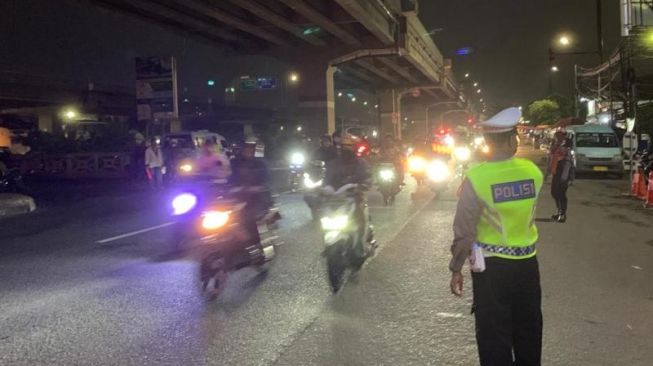 Suasana arus mudik di Kalimalang dari posko pengamanan mudik lebaran Sumber Artha, Kota Bekasi, Jabar pada Rabu (19/4/2023). [Suara.com/Rakha]