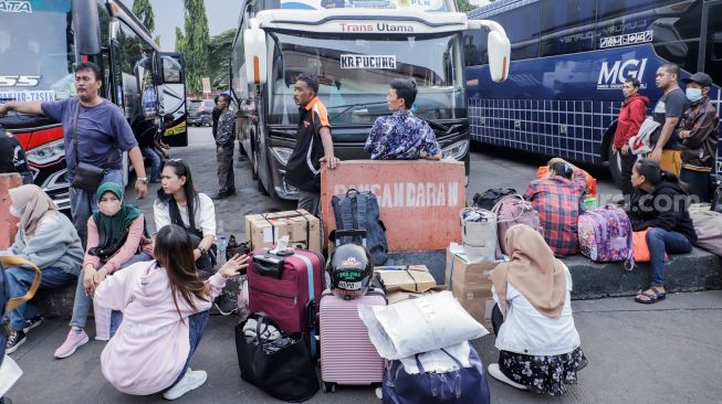 Sejumlah pemudik menunggu kedatangan bus di Terminal Kampung Rambutan, Jakarta Timur, Rabu (19/4/2023). [Suara.com/Alfian Winanto]