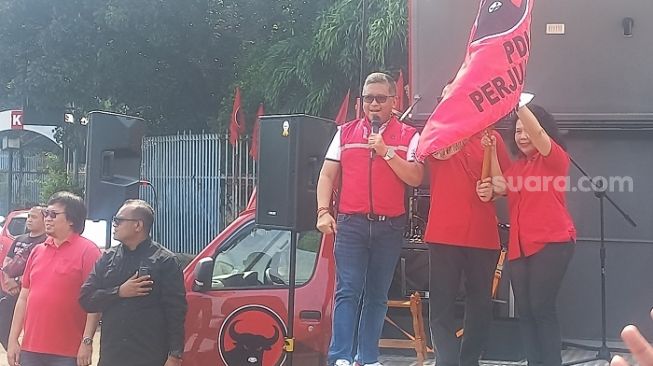 Sekjen PDI Perjuangan atau PDIP, Hasto Kristiyanto saat acara lepas bus pemudik yang digelar PDIP. (Suara.com/Bagaskara)