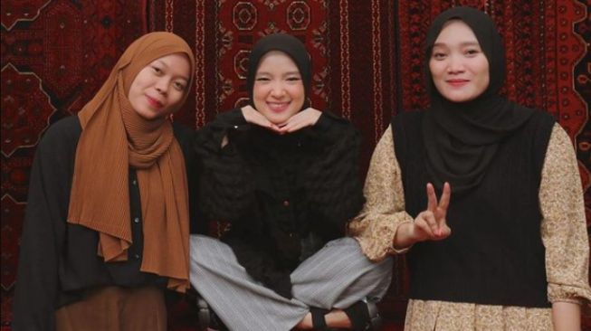 Potret Nissa Sabyan Buka Bersama Ayus dan Sahabat (Instagram/@nissa_sabyan)