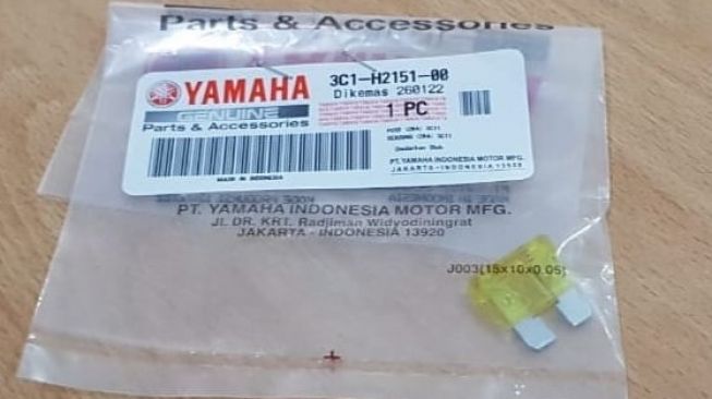 Gunakan sekering yang dibeli di authorizer dealer atau berlabel asli [Yamaha Region VI].