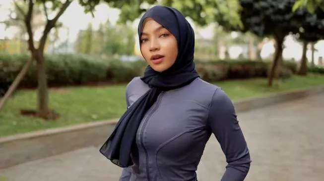 Oklin Fia Makan Es Krim di Depan Kemaluan Pria Hingga Kenakan Baju Ketat,  Pantaskah Menurut Islam?