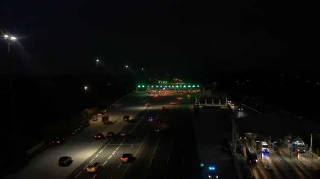 LIVE STREAMING: Pantauan Arus Mudik di Gerbang Tol Cikampek Utama Malam Hari