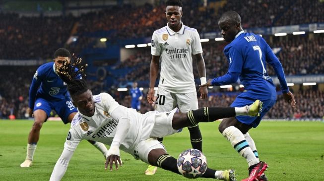 Gelandang Chelsea N'Golo Kante (kanan) bersaing dengan gelandang Real Madrid Eduardo Camavinga (tengah) selama pertandingan leg kedua perempat final Liga Champions 2022-2023 antara Chelsea vs Real Madrid di Stamford Bridge di London pada 18 April 2023.Glyn KIRK / AFP