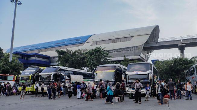 Sejumlah pemudik menunggu kedatangan bus di Terminal Kampung Rambutan, Jakarta Timur, Rabu (19/4/2023). [Suara.com/Alfian Winanto]