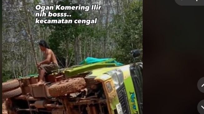 Viral Jalan Rusak Berlumpur di Cengal, Pemkab OKI Akui Keterbatasan Anggaran Infrastuktur