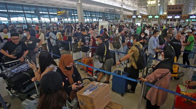 Sejumlah calon penumpang pesawat antre untuk lapor diri di Terminal 3 Bandara Sekarno Hatta, Tangerang, Banten, Rabu (19/4/2023). [ANTARA FOTO/Muhammad Iqba]