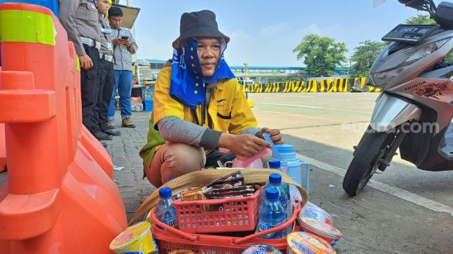 Omzet Pedagang Kopi di Pelabuhan Merak Turun Drastis, Buntut Pengalihan Pemudik Motor ke Pelabuhan Ciwandan