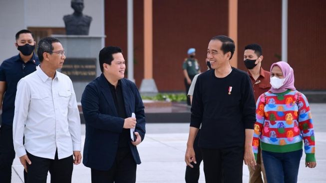 Pakai Outfit Super Santai, Jokowi dan Iriana Mudik ke Solo Lewat Udara