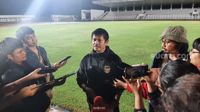 Pelatih Timnas Indonesia U-22 Indra Sjafri saat memberikan keterangan pers di Stadion Madya, Jakarta, Rabu (19/4/2023) malam WIB. (Suara.com/Adie Prasetyo Nugraha).