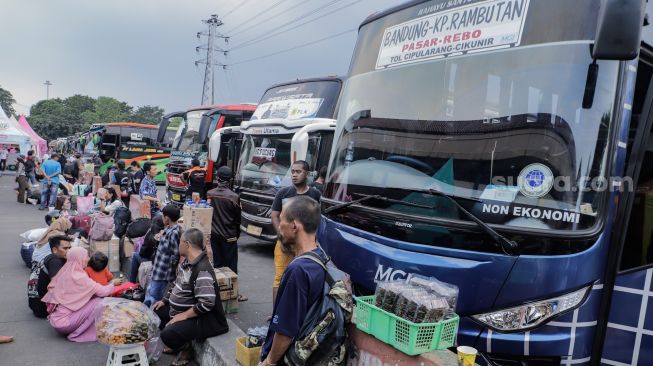 Sejumlah pemudik menunggu kedatangan bus di Terminal Kampung Rambutan, Jakarta Timur, Rabu (19/4/2023). [Suara.com/Alfian Winanto]