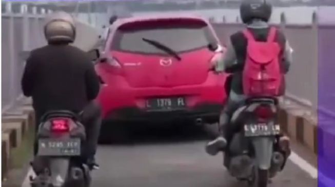 Viral Mobil Masuk Jalur Motor di Jembatan Suramadu, Warganet: Balas Dendam