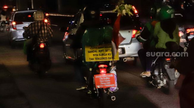 Pemudik yang menggunakan sepeda motor melintas di Jalan Raya Kalimalang, Jakarta Timur, Rabu (19/4/2023) malam. [Suara.com/Alfian Winanto]