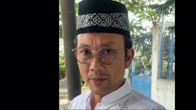 Sumbang Sajadah ke Musala, Denny Sumargo: Islam Agama Bapak Gue