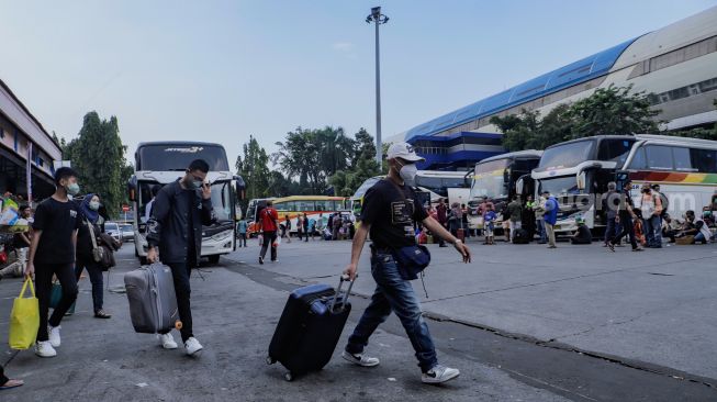 Sejumlah pemudik menunggu kedatangan bus di Terminal Kampung Rambutan, Jakarta Timur, Rabu (19/4/2023). [Suara.com/Alfian Winanto]