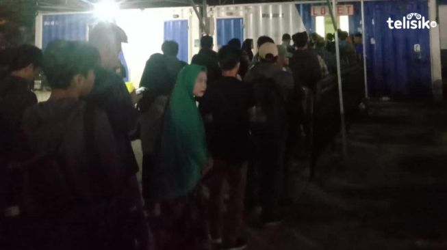 Calon Penumpang Sahur di Pelabuhan demi Bisa Mudik Lebaran