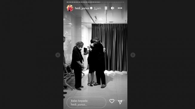 Tangis Hedi Yunus pecah temui jenazah Carlo Saba (Instagram/@hedi_yunus)