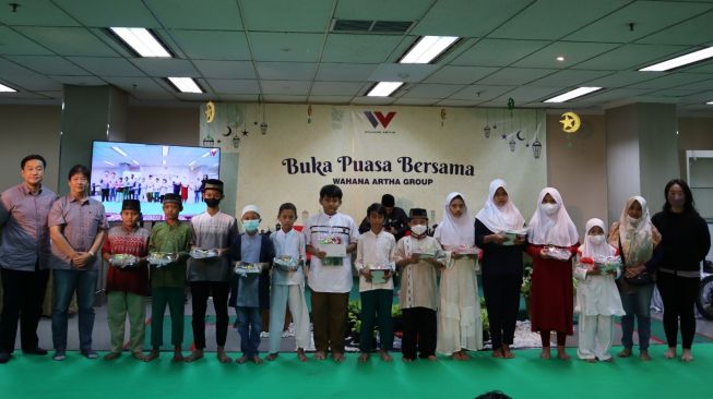 Acara bukber dan donasi kepada anak-anak yatim-piatu [Wahana].