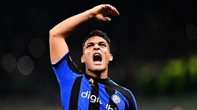 Penyerang Inter Milan Lautaro Martinez gol kedua timnya pada pertandingan sepak bola leg kedua perempat final Liga Champions UEFA antara Inter Milan dan Benfica Lisbon pada 19 April 2023 di stadion Giuseppe-Meazza (San Siro) di Milan.  GABRIEL BOUYS / AFP