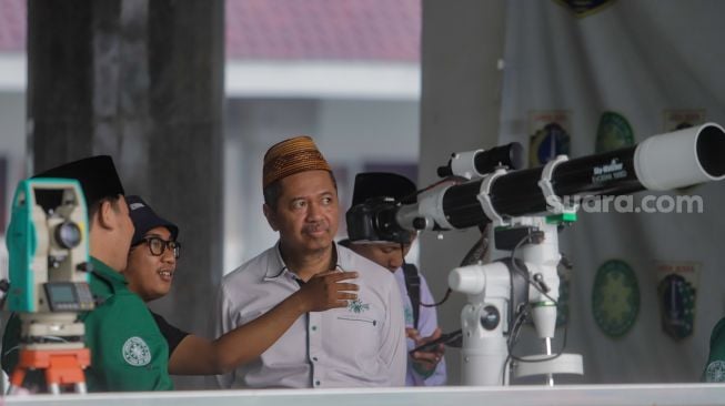 Petugas melakukan pemantauan hilal awal Syawal 1444 Hijriah di Masjid Raya KH. Hasyim Asy'ari, Jakarta Barat, Kamis (20/4/2023). [Suara.com/Alfian Winanto]