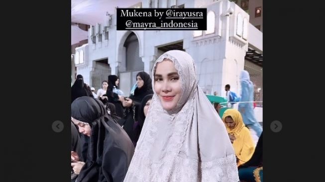 Penampilan Isa Zega saat menjalankan ibadah umrah di Tanah Suci. [Instagram]