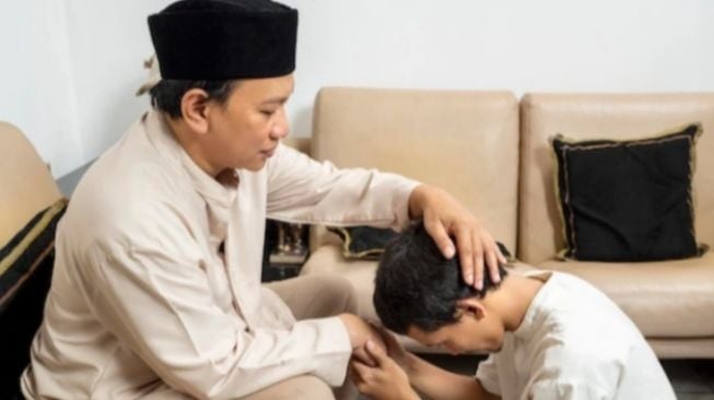 Simak Perbedaan Cara Sungkem kepada Orangtua, Keluarga, dan Tetangga