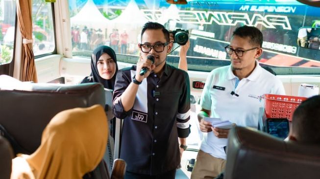 Menparekraf Sandiaga Uno dan Founder J99 Corp Gilang W. Pramana saat menyapa para pemudik di Program Mudik Bareng 2023 yang dilepas di halaman Kemenparekraf, Jakarta, Rabu (19/4/2023). (Foto: Dok. J99 Corp)