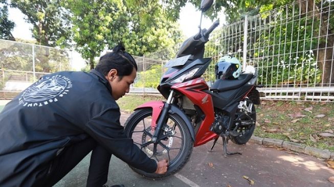 Usahakan agar sepeda motor ditinggalkan dalam kondisi bersih dan kering [PT AHM].