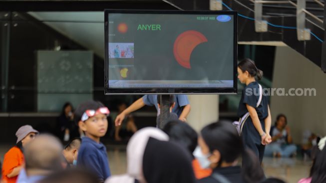 Penampakan fenomena Gerhana Matahari Hibrida di Taman Ismail Marzuki (TIM), Jakarta Pusat, Kamis (20/4/2023). [Suara.com/Alfian Winanto]