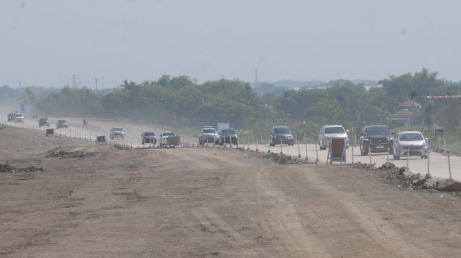 Antisipasi Debu Dampak Pekerjaan Jalan Tol Solo-Jogja, Penyiraman Dilakukan Rutin