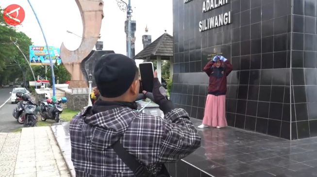 Banyak Spot Foto, Pemudik Motor Bagikan Momen di Tugu Perbatasan Cijolang