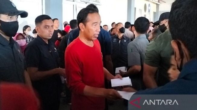 Mudik ke Solo, Presiden Jokowi Bagi-bagi Sembako dan Uang ke Buruh Gendong di Pasar Legi