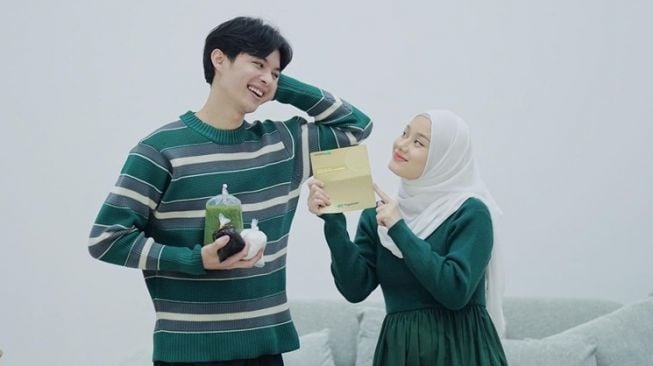 OOTD Baju Couple ala Dinda Hauw dan Rey Mbayang, Cakep bak Pasangan Korea