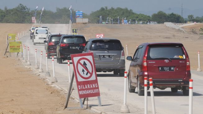 Pengendara melaju di jalan tol fungsional Solo-Yogyakarta di Sawit, Boyolali, Jawa Tengah, Kamis (20/4/2023). [ANTARA FOTO/Aloysius Jarot Nugroho].