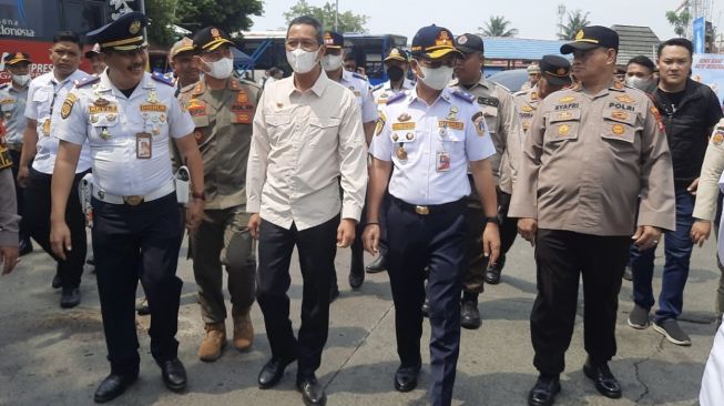 Pj Gubernur DKI Heru Budi Hartono saat meninjau Terminal Kalideres, Jakbar pada H-2 Lebaran, Kamis (20/4/2023). [Suara.com/Faqih]