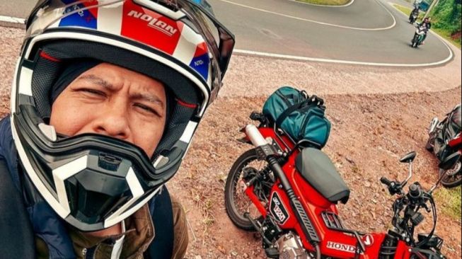 Ariel NOAH Bagikan Momen Mudik Naik Motor Bebek, Warganet: Hati-hati Ayangku