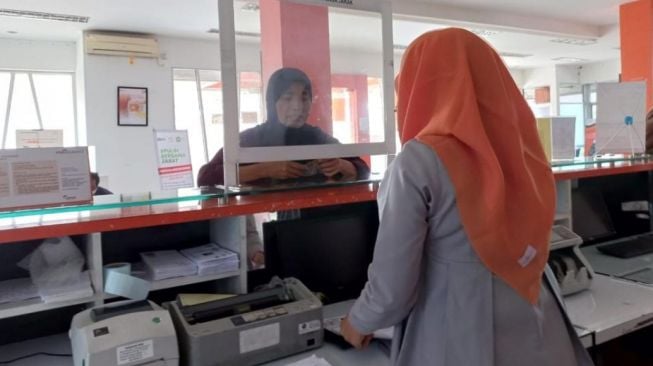 Pos Indonesia menyalurkan bantuan Uang Sembako Pensiunan PT Pelindo (Persero). (Dok: Pos Indonesia)