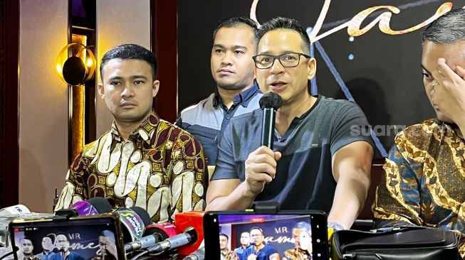 Ari Wibowo menggelar jumpa pers terkait masalah perceraiannya dengan Inge Anugrah di kawasan Senopati, Jakarta Selatan, Kamis (24/4/2023). [Rena Pangesti/Suara.com]