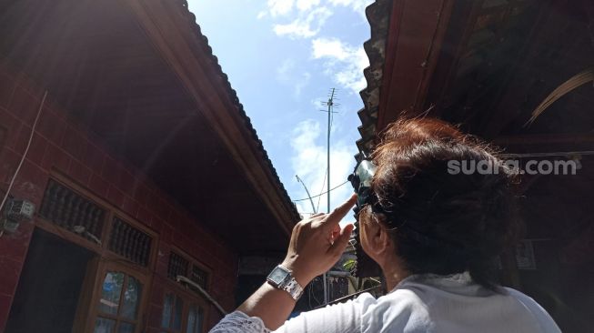 Warga di Sumerta Kelod, Denpasar, Bali menyaksikan gerhana matahari hibrida pada Kamis (20/4/2023) [Suara.com/ Eviera Paramita Sandi] 