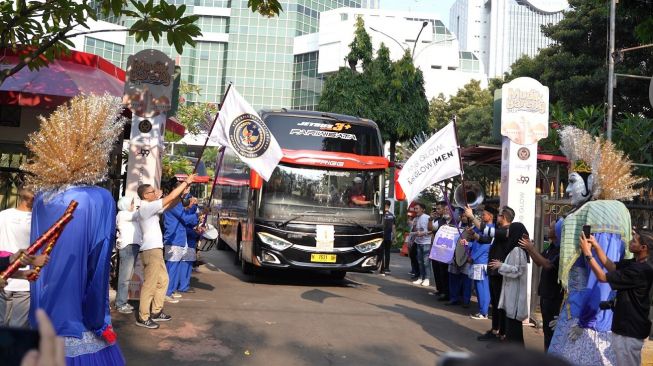 Menparekraf Sandiaga Uno dan Founder J99 Corp. Gilang W. Pramana saat melepas 400 pemudik (masyarakat umum, pegawai Kemenparekraf, dan 50 driver ojek online) di halaman Kemenparekraf, Jakarta, Rabu (19/4/2023). (Foto: Dok. J99 Corp) 