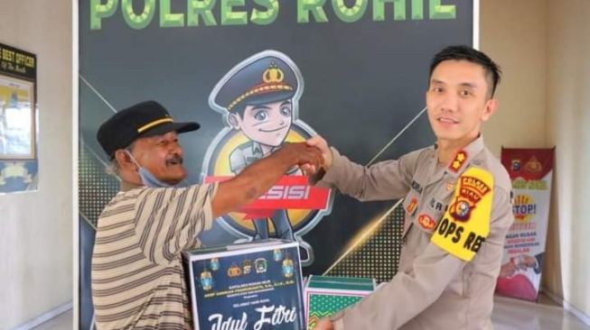 Jelang Lebaran, Kapolres Rohil Bagikan Paket Sembako kepada Jurnalis