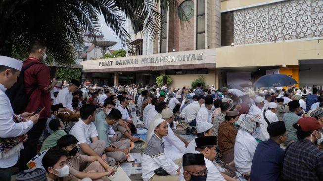 Warga jamaah Muhammadiyah melaksanakan salat Idul Fitri 1444 Hijriah di halaman Pusat Dakwah Muhammadiyah, Menteng, Jakarta Pusat, Jumat (21/4/2023). [Suara.com/Alfian Winanto]9