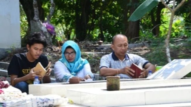 Adab Ziarah Kubur Lebaran Lengkap dengan Bacaan Doa Yang Disunnahkan