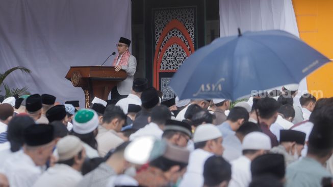 Warga jamaah Muhammadiyah mendengarkan khotbah usai melaksanakan salat Idul Fitri 1444 Hijriah di halaman Pusat Dakwah Muhammadiyah, Menteng, Jakarta Pusat, Jumat (21/4/2023). [Suara.com/Alfian Winanto]