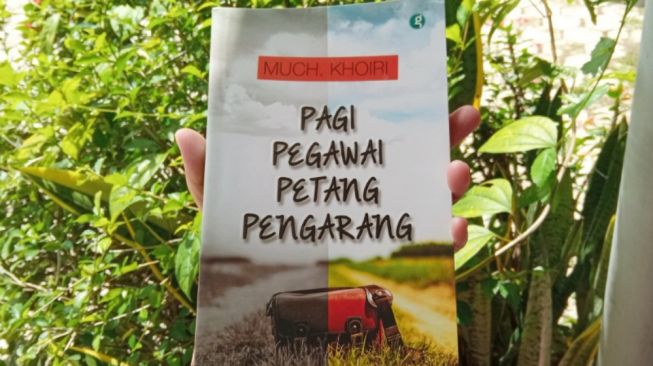 Review Buku "Pagi Pegawai Petang Pengarang": Setiap Orang Bisa Jadi Penulis