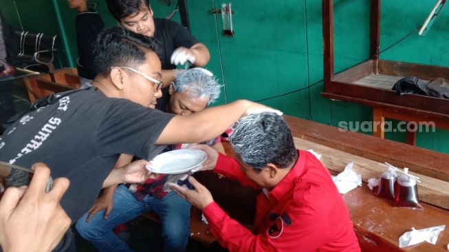 Kader Dan Relawan PDIP Solo Ramai-ramai Cat Rambut Putih, Siap ...