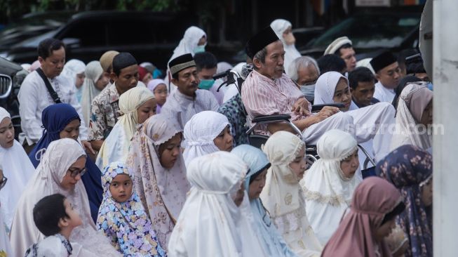 Warga jamaah Muhammadiyah melaksanakan salat Idul Fitri 1444 Hijriah di halaman Pusat Dakwah Muhammadiyah, Menteng, Jakarta Pusat, Jumat (21/4/2023). [Suara.com/Alfian Winanto]