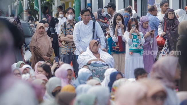 Warga jamaah Muhammadiyah mendengarkan khotbah usai melaksanakan salat Idul Fitri 1444 Hijriah di halaman Pusat Dakwah Muhammadiyah, Menteng, Jakarta Pusat, Jumat (21/4/2023). [Suara.com/Alfian Winanto]